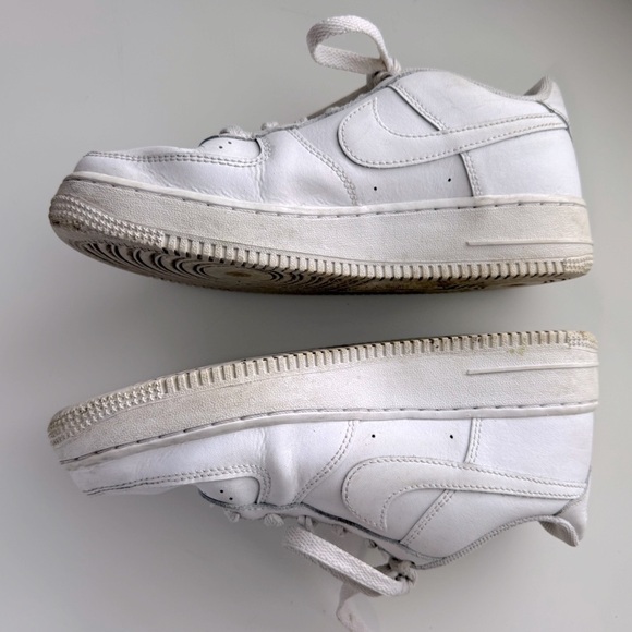 White Athletic Sneakers - Size Youth 6 Women’s 8 - Picture 6 of 11